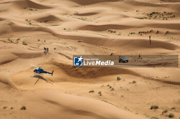2024-01-15 - 200 AL-ATTIYAH Nasser (qat), BAUMEL Mathieu (fra), Nasser Racing, Prodrive Hunter, FIA Ultimate, FIA W2RC, withdrawing by helicopter during the Stage 8 of the Dakar 2024 on January 15, 2024 between Al Duwadimi and Hail, Saudi Arabia - DAKAR 2024 - STAGE 8 - RALLY - MOTORS