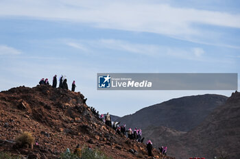 2024-01-15 - Spectators during the Stage 8 of the Dakar 2024 on January 15, 2024 between Al Duwadimi and Hail, Saudi Arabia - DAKAR 2024 - STAGE 8 - RALLY - MOTORS