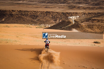 2024-01-15 - 46 BRANCH Ross (bwa), Hero Motorsports Team Rally, Hero, Motul, Moto, FIM W2RC, action camels during the Stage 8 of the Dakar 2024 on January 15, 2024 between Al Duwadimi and Hail, Saudi Arabia - DAKAR 2024 - STAGE 8 - RALLY - MOTORS