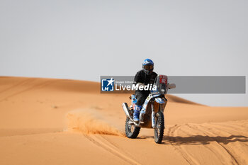 2024-01-15 - 82 MARTIN GARCIA Albert (spa), Pedrega Team, Husqvarna, Moto, Originals by Motul, action during the Stage 8 of the Dakar 2024 on January 15, 2024 between Al Duwadimi and Hail, Saudi Arabia - DAKAR 2024 - STAGE 8 - RALLY - MOTORS
