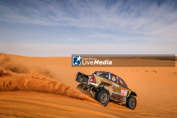 2024-01-15 - 211 CHICHERIT Guerlain (fra), WINOCQ Alex (fra), Overdrive Racing, Toyota Hilux, FIA Ultimate, FIA W2RC, action during the Stage 8 of the Dakar 2024 on January 15, 2024 between Al Duwadimi and Hail, Saudi Arabia - DAKAR 2024 - STAGE 8 - RALLY - MOTORS