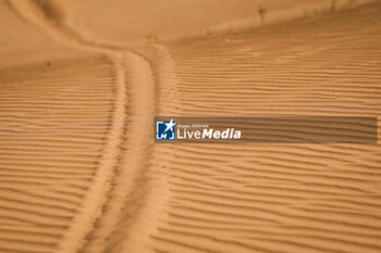 2024-01-15 - illustration, moto trace on the sand during the Stage 8 of the Dakar 2024 on January 15, 2024 between Al Duwadimi and Hail, Saudi Arabia - DAKAR 2024 - STAGE 8 - RALLY - MOTORS