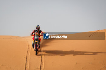 2024-01-15 - 47 BENAVIDES Kevin (arg), Red Bull KTM Factory Racing, KTM, Moto, action during the Stage 8 of the Dakar 2024 on January 15, 2024 between Al Duwadimi and Hail, Saudi Arabia - DAKAR 2024 - STAGE 8 - RALLY - MOTORS