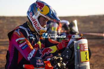 2024-01-17 - PRICE Toby (aus), Red Bull KTM Factory Racing, KTM, Moto, portrait during the Stage 10 of the Dakar 2024 on January 17, 2024 around Al Ula, Saudi Arabia - DAKAR 2024 - STAGE 10 - RALLY - MOTORS