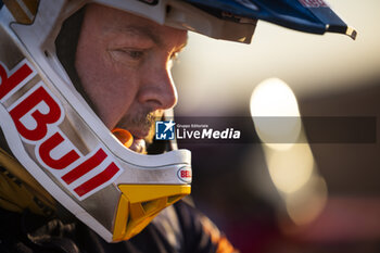 2024-01-17 - PRICE Toby (aus), Red Bull KTM Factory Racing, KTM, Moto, portrait during the Stage 10 of the Dakar 2024 on January 17, 2024 around Al Ula, Saudi Arabia - DAKAR 2024 - STAGE 10 - RALLY - MOTORS