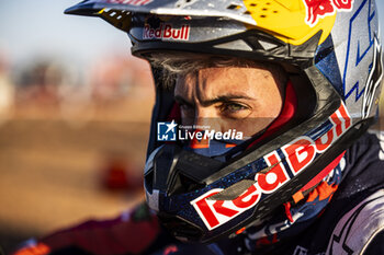 2024-01-17 - BENAVIDES Kevin (arg), Red Bull KTM Factory Racing, KTM, Moto, portrait during the Stage 10 of the Dakar 2024 on January 17, 2024 around Al Ula, Saudi Arabia - DAKAR 2024 - STAGE 10 - RALLY - MOTORS