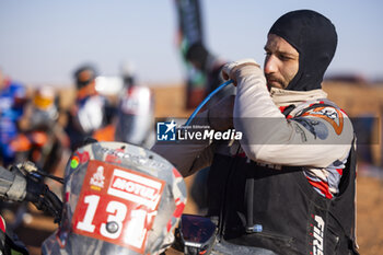 2024-01-17 - FABRE Anthony (fra), Team ARF, KTM, Moto, Originals by Motul, portrait during the Stage 10 of the Dakar 2024 on January 17, 2024 around Al Ula, Saudi Arabia - DAKAR 2024 - STAGE 10 - RALLY - MOTORS