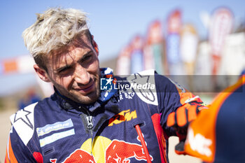 2024-01-18 - BENAVIDES Kevin (arg), Red Bull KTM Factory Racing, KTM, Moto, portrait during the Stage 11 of the Dakar 2024 on January 18, 2024 between Al Ula and Yanbu, Saudi Arabia - DAKAR 2024 - STAGE 11 - RALLY - MOTORS