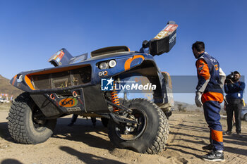 2024-01-18 - SANZ Laia (spa), Astara Team, Astara CR6-T, FIA Ultimate, damage on her car during the Stage 11 of the Dakar 2024 on January 18, 2024 between Al Ula and Yanbu, Saudi Arabia - DAKAR 2024 - STAGE 11 - RALLY - MOTORS