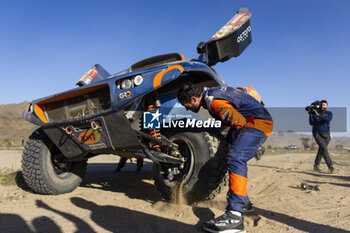 2024-01-18 - SANZ Laia (spa), Astara Team, Astara CR6-T, FIA Ultimate, damage on her car Car during the Stage 11 of the Dakar 2024 on January 18, 2024 between Al Ula and Yanbu, Saudi Arabia - DAKAR 2024 - STAGE 11 - RALLY - MOTORS