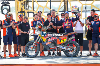 2024-01-19 - PRICE Toby (aus), Red Bull KTM Factory Racing, KTM, Moto, portrait during the Final Podium of the Dakar 2024 on January 19, 2024 in Yanbu, Saudi Arabia - DAKAR 2024 - FINAL PODIUM - RALLY - MOTORS