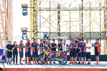2024-01-19 - BENAVIDES Kevin (arg), Red Bull KTM Factory Racing, KTM, Moto, portrait during the Final Podium of the Dakar 2024 on January 19, 2024 in Yanbu, Saudi Arabia - DAKAR 2024 - FINAL PODIUM - RALLY - MOTORS