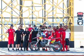 2024-01-19 - SANDERS Daniel (aus), Red Bull GasGas Factory Racing, GasGas, Moto, portrait during the Final Podium of the Dakar 2024 on January 19, 2024 in Yanbu, Saudi Arabia - DAKAR 2024 - FINAL PODIUM - RALLY - MOTORS