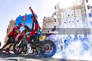 2024-01-19 - VAN BEVEREN Adrien (fra), Monster Energy Honda Team, Honda, Moto, Motul, FIM W2RC, portrait during the Final Podium of the Dakar 2024 on January 19, 2024 in Yanbu, Saudi Arabia - DAKAR 2024 - FINAL PODIUM - RALLY - MOTORS