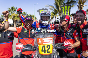 2024-01-19 - VAN BEVEREN Adrien (fra), Monster Energy Honda Team, Honda, Moto, Motul, FIM W2RC, portrait, Team celebration during the Final Podium of the Dakar 2024 on January 19, 2024 in Yanbu, Saudi Arabia - DAKAR 2024 - FINAL PODIUM - RALLY - MOTORS