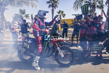 2024-01-19 - VAN BEVEREN Adrien (fra), Monster Energy Honda Team, Honda, Moto, Motul, FIM W2RC, portrait, Team celebration during the Final Podium of the Dakar 2024 on January 19, 2024 in Yanbu, Saudi Arabia - DAKAR 2024 - FINAL PODIUM - RALLY - MOTORS