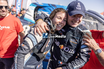 2024-01-19 - 229 BAUD Lionel (fra), BAUD Lucie (fra), Overdrive Racing, Toyota Hilux, FIA Ultimate, FIA W2RC, action at the finish line of the Dakar 2024 on January 19, 2024 in Yanbu, Saudi Arabia - DAKAR 2024 - FINAL PODIUM - RALLY - MOTORS