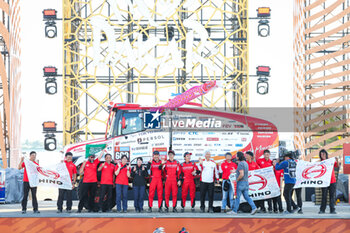 2024-01-19 - 609 SUGAWARA Teruhito (jpn), SOMEMIYA Hirokazu (jpn), MOCHIZUKI Yuji (jpn), Hino Team Sugawara, Hino 600, FIA Truck, during the Final Podium of the Dakar 2024 on January 19, 2024 in Yanbu, Saudi Arabia - DAKAR 2024 - FINAL PODIUM - RALLY - MOTORS