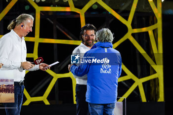 2024-01-19 - Eric Vargiolu getting the Emilie Poucan prize of the most beautiful photo of the year during the Final Podium of the Dakar 2024 on January 19, 2024 in Yanbu, Saudi Arabia - DAKAR 2024 - FINAL PODIUM - RALLY - MOTORS