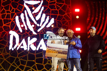 2024-01-19 - Eric Vargiolu, DPPI Photographer, receiving the Emilie Poucan award for the best aerial picture during the Final Podium of the Dakar 2024 on January 19, 2024 in Yanbu, Saudi Arabia - DAKAR 2024 - FINAL PODIUM - RALLY - MOTORS