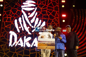 2024-01-19 - Eric Vargiolu, DPPI Photographer, receiving the Emilie Poucan award for the best aerial picture during the Final Podium of the Dakar 2024 on January 19, 2024 in Yanbu, Saudi Arabia - DAKAR 2024 - FINAL PODIUM - RALLY - MOTORS