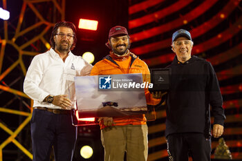 2024-01-19 - Victor Eleuterio, Fotop Photographer, receiving the Emilie Poucan award for the best ground picture during the Final Podium of the Dakar 2024 on January 19, 2024 in Yanbu, Saudi Arabia - DAKAR 2024 - FINAL PODIUM - RALLY - MOTORS