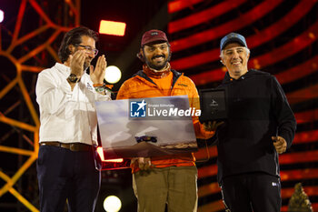2024-01-19 - Victor Eleuterio, Fotop Photographer, receiving the Emilie Poucan award for the best ground picture during the Final Podium of the Dakar 2024 on January 19, 2024 in Yanbu, Saudi Arabia - DAKAR 2024 - FINAL PODIUM - RALLY - MOTORS