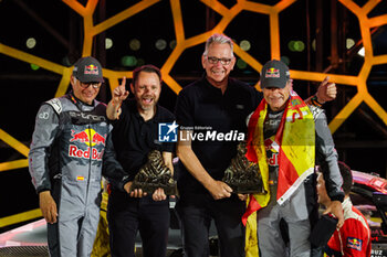 2024-01-19 - 204 SAINZ Carlos (spa), CRUZ Lucas (spa), Team Audi Sport, Audi RS Q E-Tron E2, FIA Ultimate, FIA W2RC, QUANDT Sven during the Final Podium of the Dakar 2024 on January 19, 2024 in Yanbu, Saudi Arabia - DAKAR 2024 - FINAL PODIUM - RALLY - MOTORS