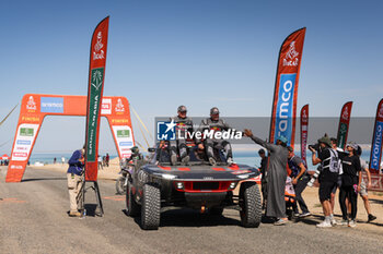 2024-01-19 - 204 SAINZ Carlos (spa), CRUZ Lucas (spa), Team Audi Sport, Audi RS Q E-Tron E2, FIA Ultimate, FIA W2RC, portrait finish line, arrivee, during the Stage 12 of the Dakar 2024 on January 19, 2024 around Yanbu, Saudi Arabia - DAKAR 2024 - STAGE 12 - RALLY - MOTORS
