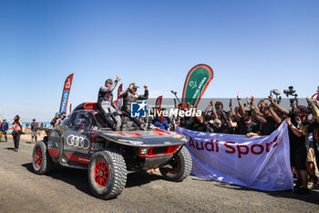 2024-01-19 - 204 SAINZ Carlos (spa), CRUZ Lucas (spa), Team Audi Sport, Audi RS Q E-Tron E2, FIA Ultimate, FIA W2RC, portrait celebration finish line, arrivee, during the Stage 12 of the Dakar 2024 on January 19, 2024 around Yanbu, Saudi Arabia - DAKAR 2024 - STAGE 12 - RALLY - MOTORS