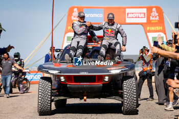2024-01-19 - 204 SAINZ Carlos (spa), CRUZ Lucas (spa), Team Audi Sport, Audi RS Q E-Tron E2, FIA Ultimate, FIA W2RC, action finish line, arrivee, during the Stage 12 of the Dakar 2024 on January 19, 2024 around Yanbu, Saudi Arabia - DAKAR 2024 - STAGE 12 - RALLY - MOTORS