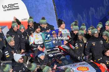 2024-02-18 - Family Photo in Celebrating The Final Podium The Of The Hyundai Shell Mobis World Rally Team, Hyundaii20 N Rally1 Hybrid,Compete During Fia World Rally Championship Wrc Rally Sweden 2024 18 February , Umea Sweden - FIA WORLD RALLY CHAMPIONSHIP WRC RALLY SWEDEN 2024  - RALLY - MOTORS