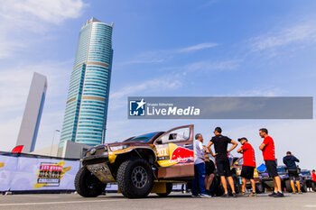 2024-02-25 - 201 DE MEVIUS Guillaume (BEL), PANSERI Xavier (FRA), Overdrive Racing, Toyota Hilux Overdrive, FIA W2RC, ambiance during the Scrutineering of the 2024 Abu Dhabi Desert Challenge, on February 25, 2024 in Abu Dhabi, United Arab Emirates - W2RC - ABU DHABI DESERT CHALLENGE 2024 - RALLY - MOTORS