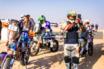 2024-02-27 - 43 VERMA Happy (IND), Srg Motorsports, KTM 450 EXC-F, ambiance during the Stage 1 of the 2024 Abu Dhabi Desert Challenge, on February 27, 2024 in Al Dhannah, United Arab Emirates - W2RC - ABU DHABI DESERT CHALLENGE 2024 - RALLY - MOTORS