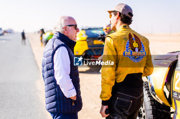 2024-02-27 - DE MEVIUS Guillaume (BEL), PANSERI Xavier (FRA), Overdrive Racing, Toyota Hilux Overdrive, FIA W2RC, RICHARDS David (gbr), Chairman of Prodrive, portrait during the Stage 1 of the 2024 Abu Dhabi Desert Challenge, on February 27, 2024 in Al Dhannah, United Arab Emirates - W2RC - ABU DHABI DESERT CHALLENGE 2024 - RALLY - MOTORS