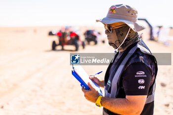 2024-02-27 - marshall, commissaire de piste, during the Stage 1 of the 2024 Abu Dhabi Desert Challenge, on February 27, 2024 in Al Dhannah, United Arab Emirates - W2RC - ABU DHABI DESERT CHALLENGE 2024 - RALLY - MOTORS