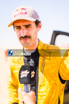 2024-02-27 - DE MEVIUS Guillaume (BEL), PANSERI Xavier (FRA), Overdrive Racing, Toyota Hilux Overdrive, FIA W2RC, portrait during the Stage 1 of the 2024 Abu Dhabi Desert Challenge, on February 27, 2024 in Al Dhannah, United Arab Emirates - W2RC - ABU DHABI DESERT CHALLENGE 2024 - RALLY - MOTORS