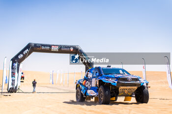 2024-02-27 - 215 BAUD Lionel (FRA), BAUD Lucie (FRA), Overdrive Racing, Toyota Hilux Overdrive, FIA W2RC, ambiance during the Stage 1 of the 2024 Abu Dhabi Desert Challenge, on February 27, 2024 in Al Dhannah, United Arab Emirates - W2RC - ABU DHABI DESERT CHALLENGE 2024 - RALLY - MOTORS