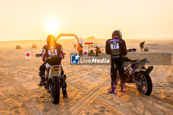 2024-02-27 - 94 LANJAWI Abdulla (ARE), Srg Motorsports, Kove	450 Rally, 77 O'KELLY Oran (IRL), Vendetta Racing UAE, KTM 450 Rally, FIM W2RC, ambiance during the Stage 1 of the 2024 Abu Dhabi Desert Challenge, on February 27, 2024 in Al Dhannah, United Arab Emirates - W2RC - ABU DHABI DESERT CHALLENGE 2024 - RALLY - MOTORS