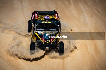 2024-02-27 - 402 FERREIRA Joao (PRT), PALMEIRO Filipe (PRT), Can-Am Factory Team, BRP Can-Am Maverick XRS TURBO RR, FIA W2RC, action during the Prologue of the 2024 Abu Dhabi Desert Challenge, on February 26, 2024 in Al Dhannah, United Arab Emirates - W2RC - ABU DHABI DESERT CHALLENGE 2024 - RALLY - MOTORS