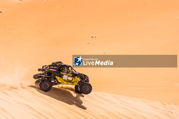 2024-02-28 - 304 JONES Austin (USA), MENA Oriol (ESP), Can-Am Factory Team, Can-Am Maverick, FIA W2RC, action during the Stage 2 of the 2024 Abu Dhabi Desert Challenge, on February 28, 2024 between Al Dhannah and Mzeer’ah, United Arab Emirates - W2RC - ABU DHABI DESERT CHALLENGE 2024 - RALLY - MOTORS