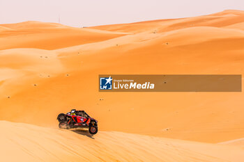 2024-02-28 - 407 CINOTTO Michele Antonio (ITA), DOMINELLA Maurizio (ITA), Polaris RZR PRO R, FIA W2RC, action during the Stage 2 of the 2024 Abu Dhabi Desert Challenge, on February 28, 2024 between Al Dhannah and Mzeer’ah, United Arab Emirates - W2RC - ABU DHABI DESERT CHALLENGE 2024 - RALLY - MOTORS