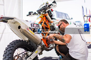 2024-02-29 - mechanic, mecanicien during the Stage 3 of the 2024 Abu Dhabi Desert Challenge, on February 29, 2024 in Mzeer’ah, United Arab Emirates - W2RC - ABU DHABI DESERT CHALLENGE 2024 - RALLY - MOTORS