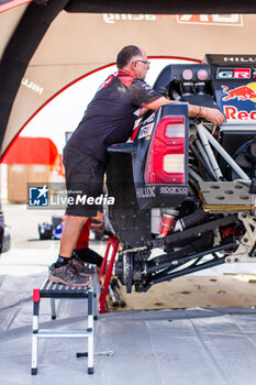 2024-02-29 - mechanic, mecanicien during the Stage 3 of the 2024 Abu Dhabi Desert Challenge, on February 29, 2024 in Mzeer’ah, United Arab Emirates - W2RC - ABU DHABI DESERT CHALLENGE 2024 - RALLY - MOTORS