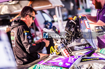 2024-03-01 - mechanic, mecanicien during the Stage 4 of the 2024 Abu Dhabi Desert Challenge, on March 1, 2024 in Mzeer’ah, United Arab Emirates - W2RC - ABU DHABI DESERT CHALLENGE 2024 - RALLY - MOTORS