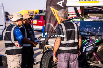 2024-03-01 - Scrutineer during the Stage 4 of the 2024 Abu Dhabi Desert Challenge, on March 1, 2024 in Mzeer’ah, United Arab Emirates - W2RC - ABU DHABI DESERT CHALLENGE 2024 - RALLY - MOTORS