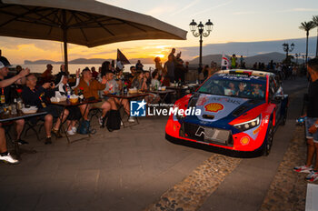 2024-05-30 - The driver Thierry NEUVILLE and is co-driver Martijn WYDAEGHE, Hyundai i20N Rally1 during the city parade of WRC Rally Italia Sardegna 2024 - WRC - RALLY D'ITALIA SARDEGNA - RALLY - MOTORS