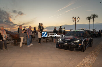 2024-05-30 - The driver Elfyn EVANS and is co-driver Scott MARTIN on Toyota GR Yaris Rally1 during the city parade of WRC Rally Italia Sardegna 2024 - WRC - RALLY D'ITALIA SARDEGNA - RALLY - MOTORS