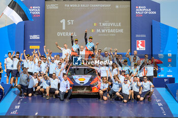 08/09/2024 - Family Photo,Driver Thierry Neuville And Co-Driver Martijn Wydaeghe Of The Team Hyundai Shell Mobis World Rally Team,Hyundai I20 N Rally1 Hybrid,Celebrating The Final Podium In Lamia,During Fia World Rally Championship Wrc Eko Acropolis Rally Greece 2024 08 Sept Lamia , Greece -  FIA WORLD RALLY CHAMPIONSHIP WRC EKO ACROPOLIS RALLY GREECE  2024  - RALLY - MOTORI