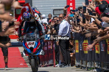 2024-06-16 - N°54 Toprak Razgatlioglu TUR BMW M 1000 RR ROKiT BMW Motorrad WorldSBK Team - ROUND 04 EMILIA-ROMAGNA ROUND - SUPERPOLE RACE  - SUPERBIKE - MOTORS